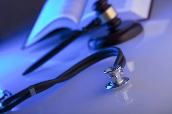 Conceito Direito Médico Gavel Estetoscópio Luz Azul Colocar Texto Forte — Fotografia de Stock