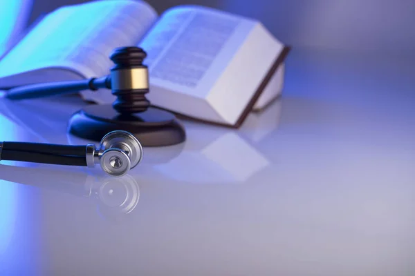 Medizinrechtliches Konzept Hammer Stethoskop Blaues Licht Platz Für Text — Stockfoto