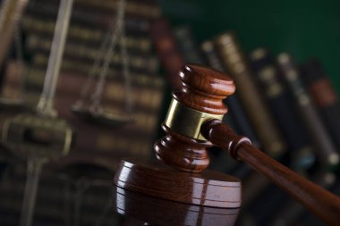 Hukuk Tema. Yargıçlar Tokmak, adalet kitap arka plan üzerinde ölçek.