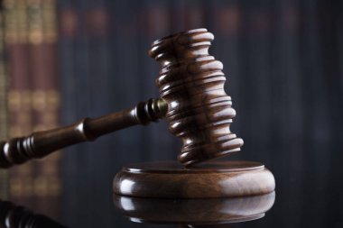 Hukuk Tema. Yargıçlar tokmak kitap arka plan üzerinde.
