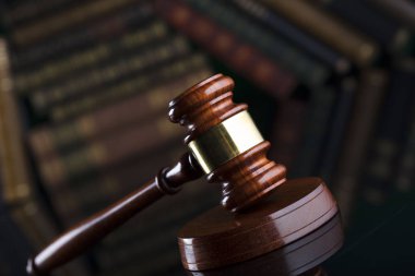 Hukuk Tema. Yargıçlar tokmak kitap arka plan üzerinde.