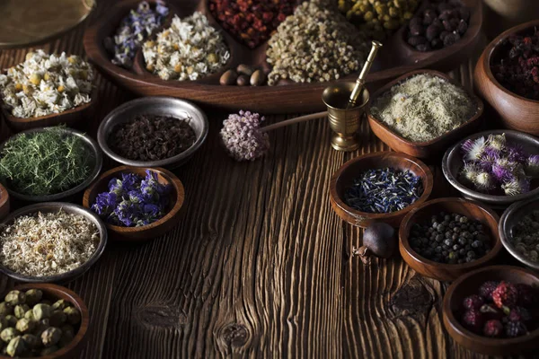 Antecedentes Medicina Natural Argamassa Latão Garrafas Mesa Rústica Ervas Secas — Fotografia de Stock