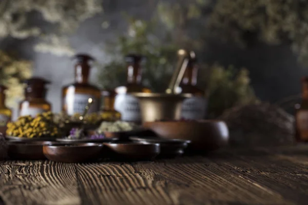 Antecedentes Medicina Natural Argamassa Latão Garrafas Mesa Rústica Ervas Secas — Fotografia de Stock