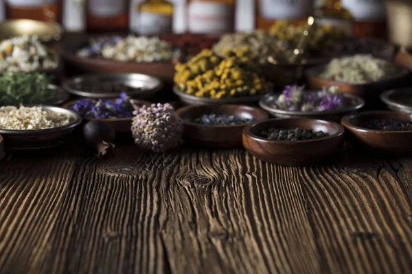 Antecedentes Medicina Natural Argamassa Latão Garrafas Mesa Rústica Ervas Secas — Fotografia de Stock