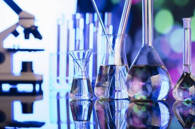 Bilim deneme kavramı arka plan. Laboratuvar kadehler, mikroskop, pipet. Bokeh arka plan.