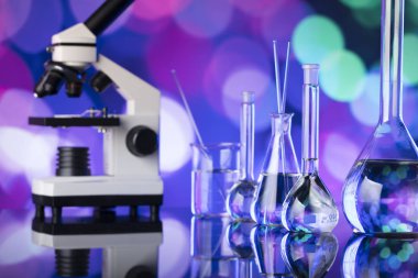 Bilim deneme kavramı arka plan. Laboratuvar kadehler, mikroskop, pipet. Bokeh arka plan.