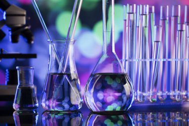 Bilim deneme kavramı arka plan. Laboratuvar kadehler, mikroskop, pipet. Bokeh arka plan.