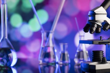 Bilim deneme kavramı arka plan. Laboratuvar kadehler, mikroskop, pipet. Bokeh arka plan.