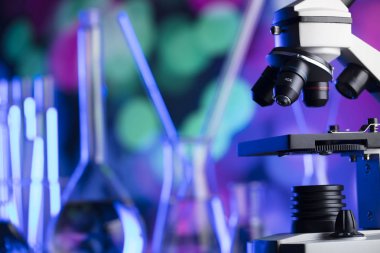 Bilim deneme kavramı arka plan. Laboratuvar kadehler, mikroskop, pipet. Bokeh arka plan.