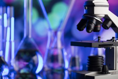 Bilim deneme kavramı arka plan. Laboratuvar kadehler, mikroskop, pipet. Bokeh arka plan.