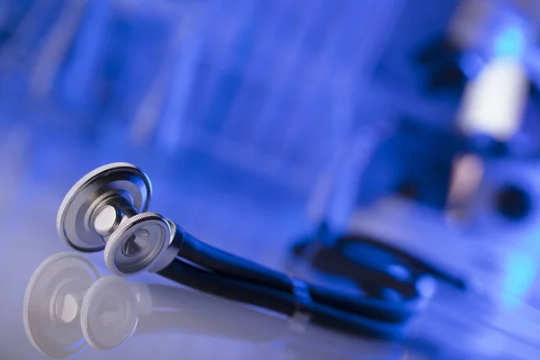 Opieki Zdrowotnej Medycznej Koncepcja Stetoskop Mikroskop Szkło Laboratoryjne Niebieskie Tło — Zdjęcie stockowe