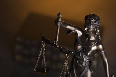 Hukuk kodu. Adalet ve kitaplar heykeli. Kahverengi zemin. Metin için yer.