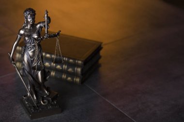 Hukuk kodu. Adalet ve kitaplar heykeli. Kahverengi zemin. Metin için yer.