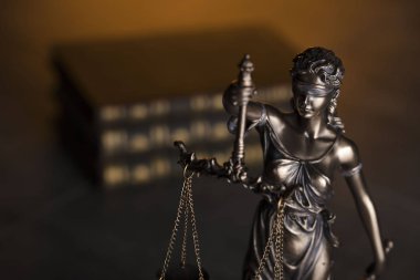 Hukuk kodu. Adalet ve kitaplar heykeli. Kahverengi zemin. Metin için yer.