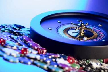 Casino kavramı. Casino rulet, poker fişleri, zar yüksek kontrast görüntü. Mavi ışık ve metin için yer.