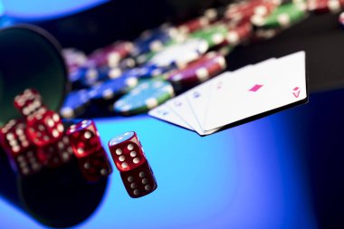 Casino kavramı. Casino rulet, poker fişleri, zar yüksek kontrast görüntü. Mavi ışık ve metin için yer.