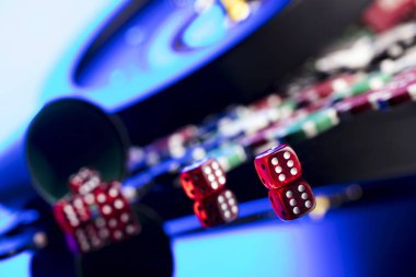Casino kavramı. Casino rulet, poker fişleri, zar yüksek kontrast görüntü. Mavi ışık ve metin için yer.