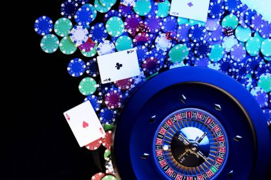 Casino kavramı. Casino rulet, poker fişleri, zar yüksek kontrast görüntü. Mavi ışık ve metin için yer.