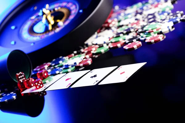 Casino Kavramı Casino Rulet Poker Fişleri Zar Yüksek Kontrast Görüntü — Stok fotoğraf