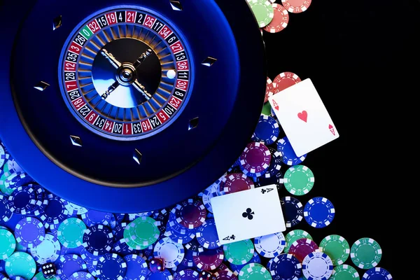 Casino Kavramı Casino Rulet Poker Fişleri Zar Yüksek Kontrast Görüntü — Stok fotoğraf