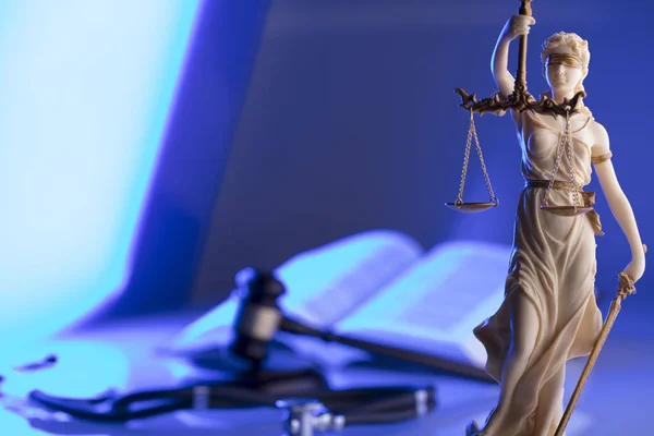 Medizinrechtliches Konzept Statue Der Gerechtigkeit Hammer Und Stethoskop Blaues Licht — Stockfoto