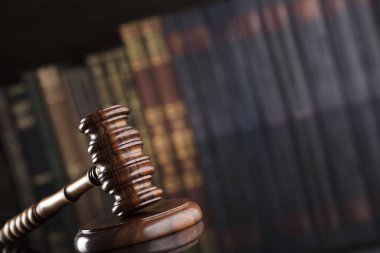 Adalet kavramı arka plan. Cam masa üzerinde çekiç.