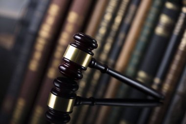 Adalet kavramı arka plan. Cam masa üzerinde çekiç.