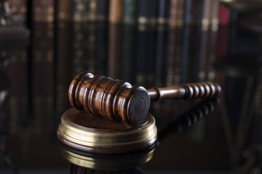 Adalet kavramı arka plan. Cam masa üzerinde çekiç.