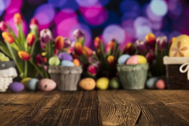 Paskalya Tema. Paskalya yumurtaları. Renkli Lale. Rustik ahşap masa. Odak sığ derinliği. Bokeh arka plan. 