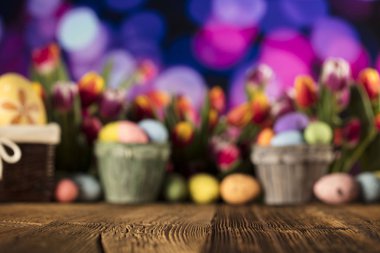Paskalya Tema. Paskalya yumurtaları. Renkli Lale. Rustik ahşap masa. Odak sığ derinliği. Bokeh arka plan. 