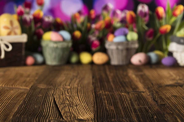 Pasen Thema Paaseieren Kleurrijke Tulpen Rustieke Houten Tafel Ondiepe Diepte — Stockfoto