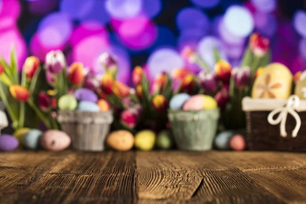 Pasen Thema Paaseieren Kleurrijke Tulpen Rustieke Houten Tafel Ondiepe Diepte — Stockfoto