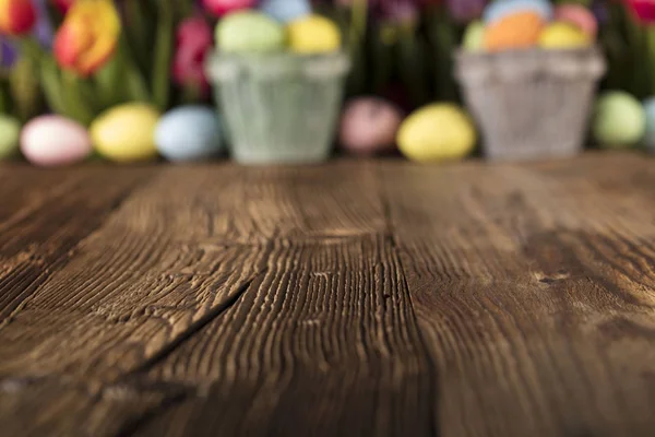 Pasen Thema Paaseieren Kleurrijke Tulpen Rustieke Houten Tafel Ondiepe Diepte — Stockfoto