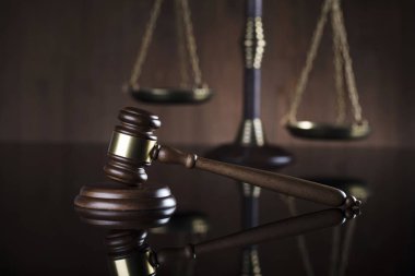 Hukuk Dairesi kavramı. Tokmak, kahverengi zemin ölçekte.