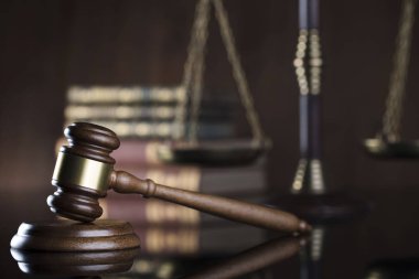 Hukuk Tema. Yargıçlar Tokmak, adalet kitap arka plan üzerinde ölçek.