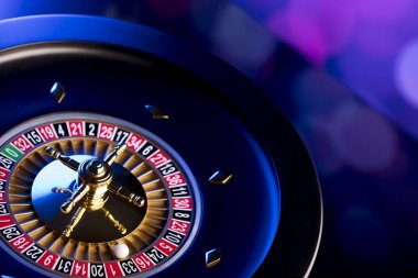 Kumarhane. Casino rulet yüksek kontrast görüntü. Mavi arka plan.