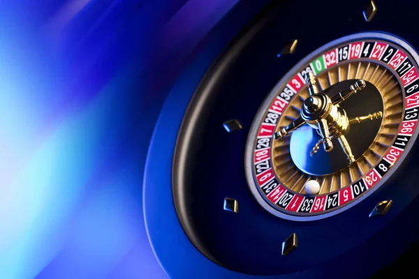 カジノ カジノのルーレットの高コントラスト画像 青色の背景 — ストック写真