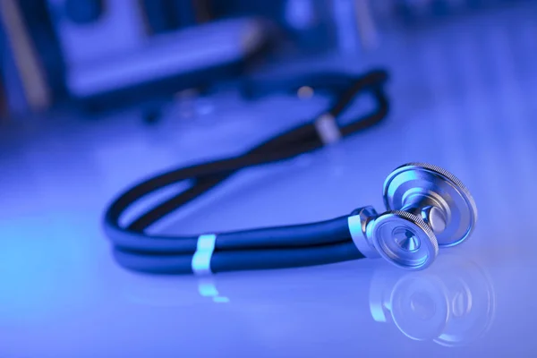 Opieki Zdrowotnej Medycznej Koncepcja Stetoskop Mikroskop Szkło Laboratoryjne Niebieskie Tło — Zdjęcie stockowe