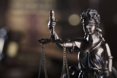 Hukuk kodu. Adalet, tokmak ve kitap heykeli. Kahverengi zemin. Metin için yer.