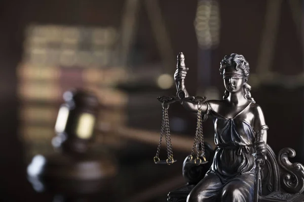 法律法规 正义雕像 木槌和书籍 棕色背景 文本位置 — 图库照片