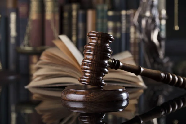 Wetboek Standbeeld Van Justitie Hamer Boeken Bruine Achtergrond Plaats Voor — Stockfoto
