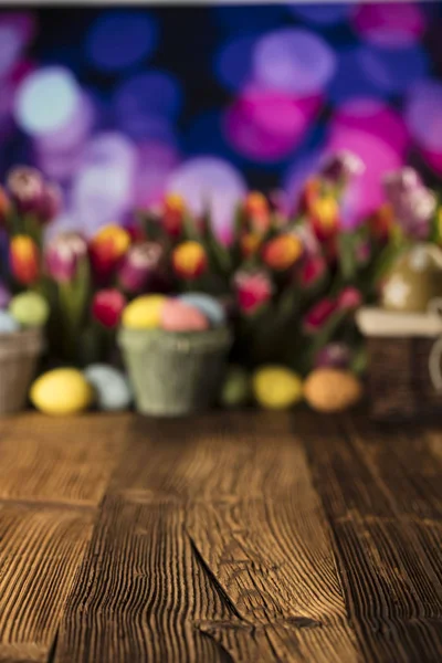 Wielkanoc Tematu Pisanki Kolorowe Tulipany Rustykalne Drewniany Stół Płytkiej Głębi — Zdjęcie stockowe