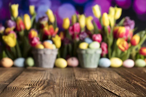 Osterthema Ostereier Bunte Tulpen Rustikaler Holztisch Geringe Schärfentiefe Bokeh Hintergrund — Stockfoto