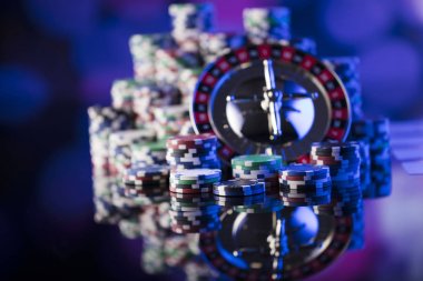 Casino kavramı. Casino rulet, poker fişleri yüksek kontrast görüntü. Mavi ışık ve metin için yer.
