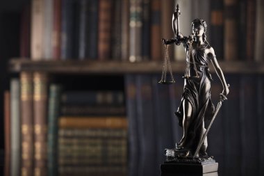 Yargıç kavramı. Themis heykeli kahverengi zemin üzerine.