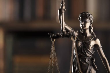 Yargıç kavramı. Themis heykeli kahverengi zemin üzerine.