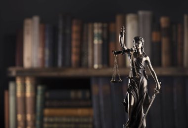 Yargıç kavramı. Themis heykeli kahverengi zemin üzerine.