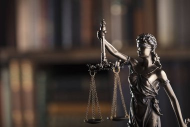 Yargıç kavramı. Themis heykeli kahverengi zemin üzerine.