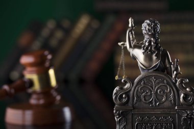 Adalet kavramı arka plan. Heykeli adalet, tokmak ve kitaplar.