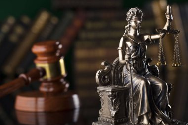 Adalet kavramı arka plan. Heykeli adalet, tokmak ve kitaplar.